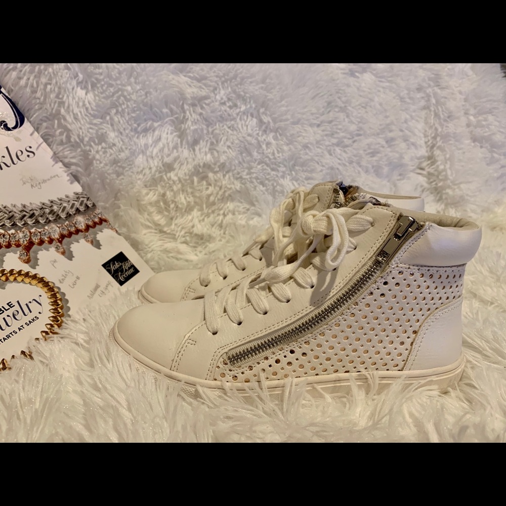 Steve Madden white 👟